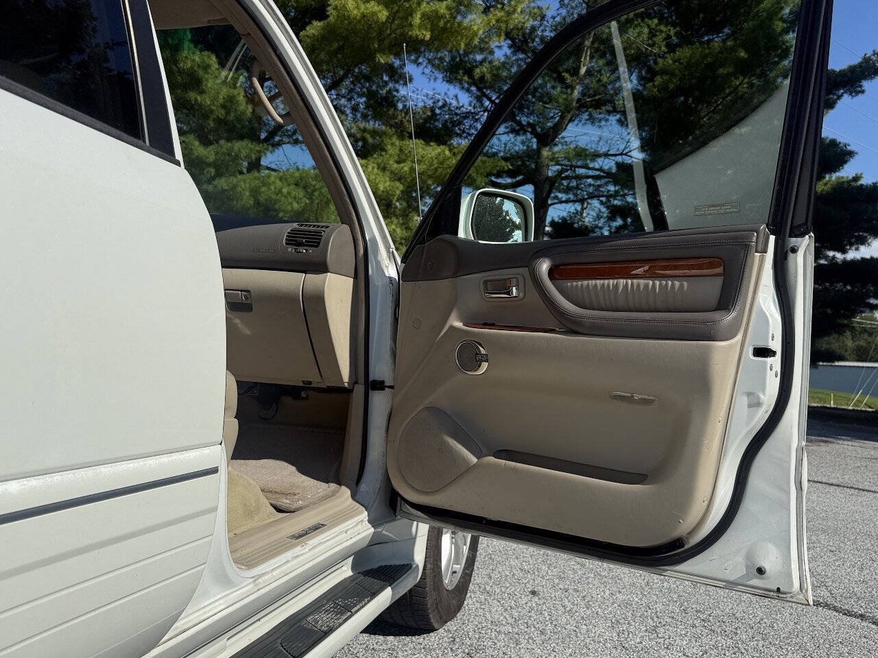 Used 2005 Lexus LX 470 4WD w/ Preferred Accessory Pkg image 8