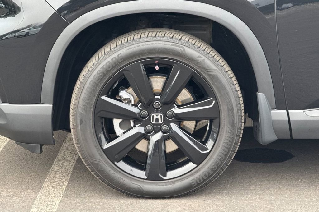 Certified 2025 Honda Pilot Black Edition image 28