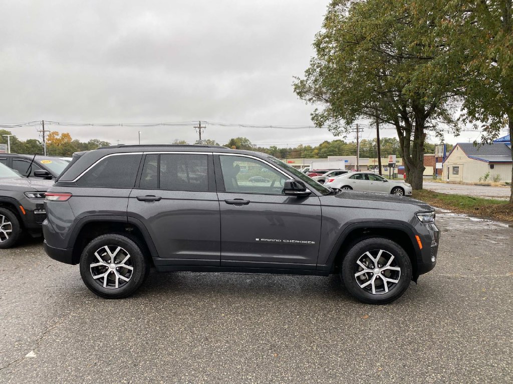 Certified 2024 Jeep Grand Cherokee Limited AWD/4WD image 2