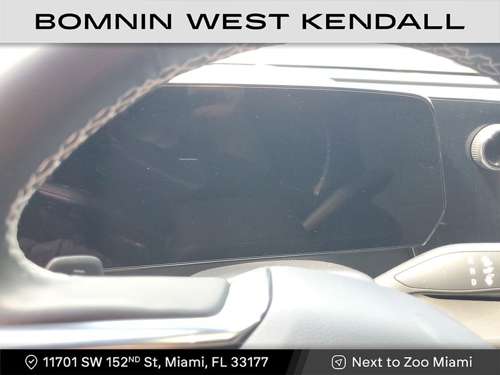 Used 2025 Chevrolet Traverse LT w/ Driver Confidence Package image 30