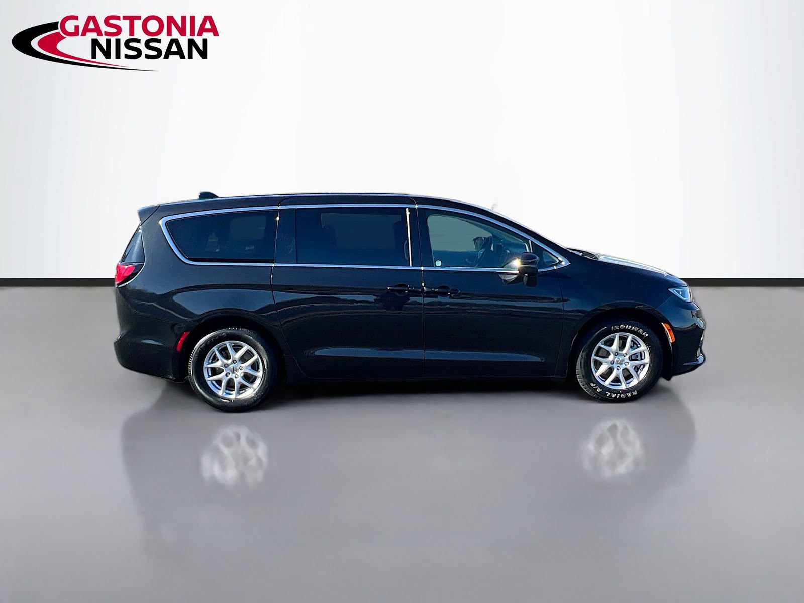Used 2023 Chrysler Pacifica Touring-L image 10