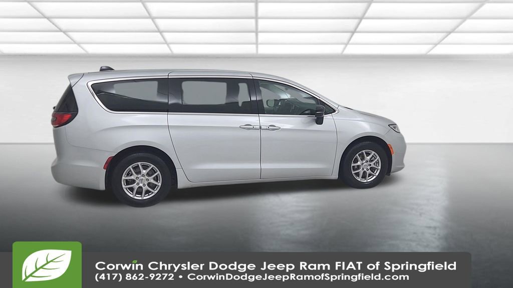 Certified 2024 Chrysler Pacifica Touring-L image 16
