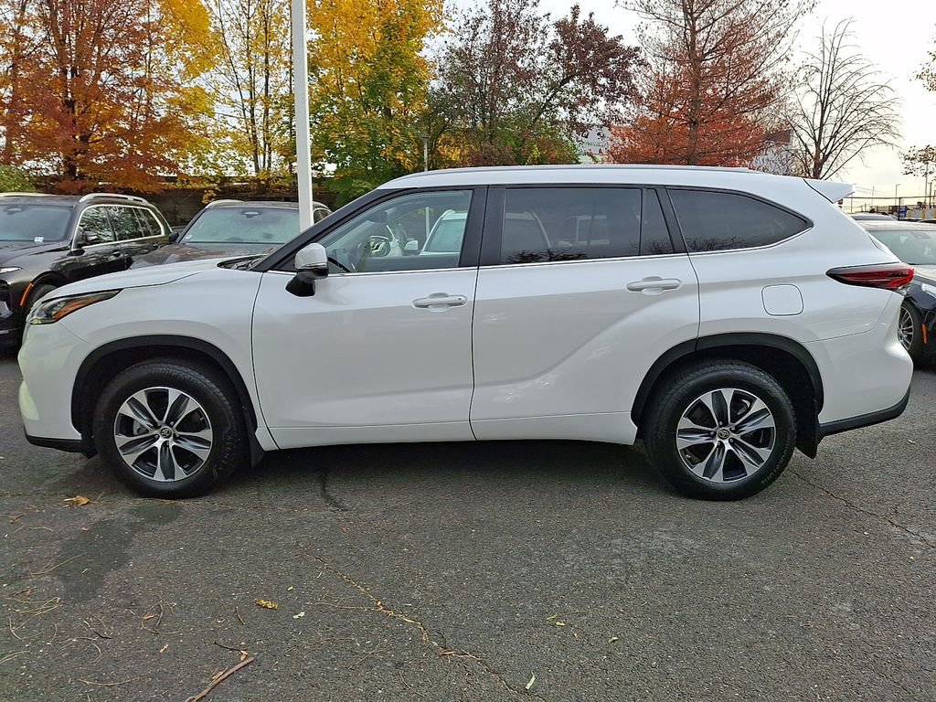 Used 2024 Toyota Highlander XLE image 7