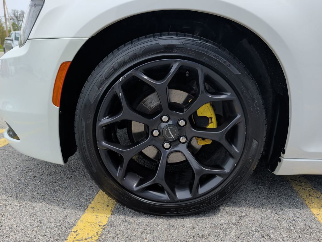 Used 2019 Chrysler 300 S RWD image 4