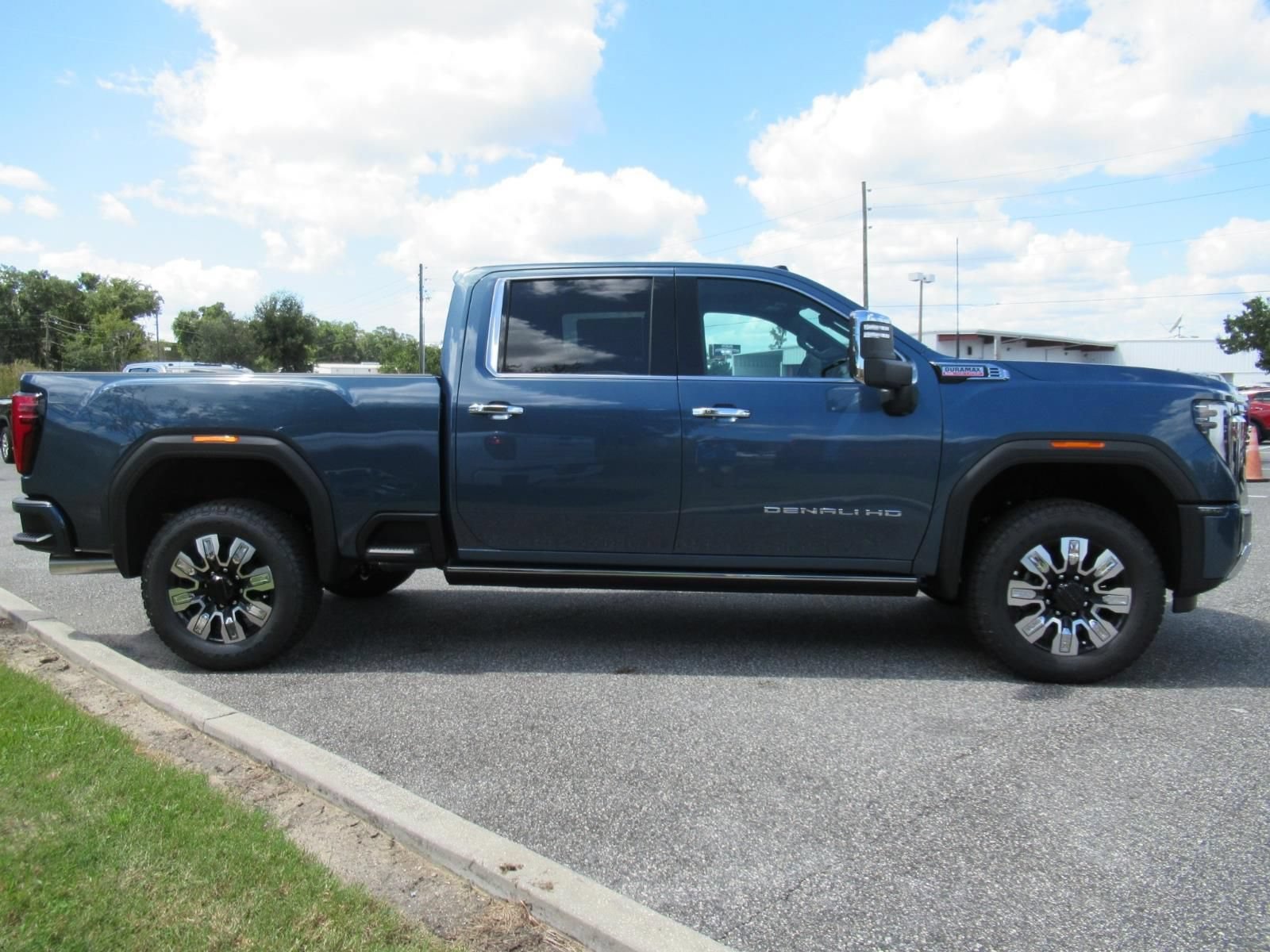 New 2026 GMC Sierra 2500 Denali w/ Denali Reserve Package AWD/4WD image 2