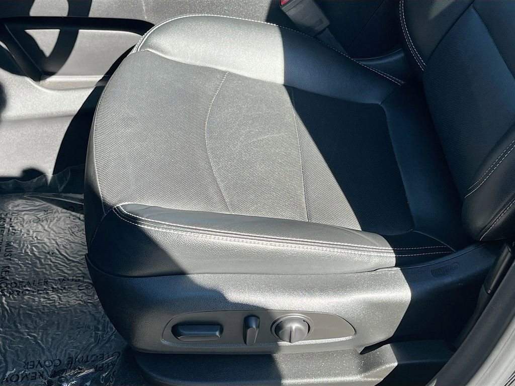 Used 2023 GMC Terrain SLT image 18