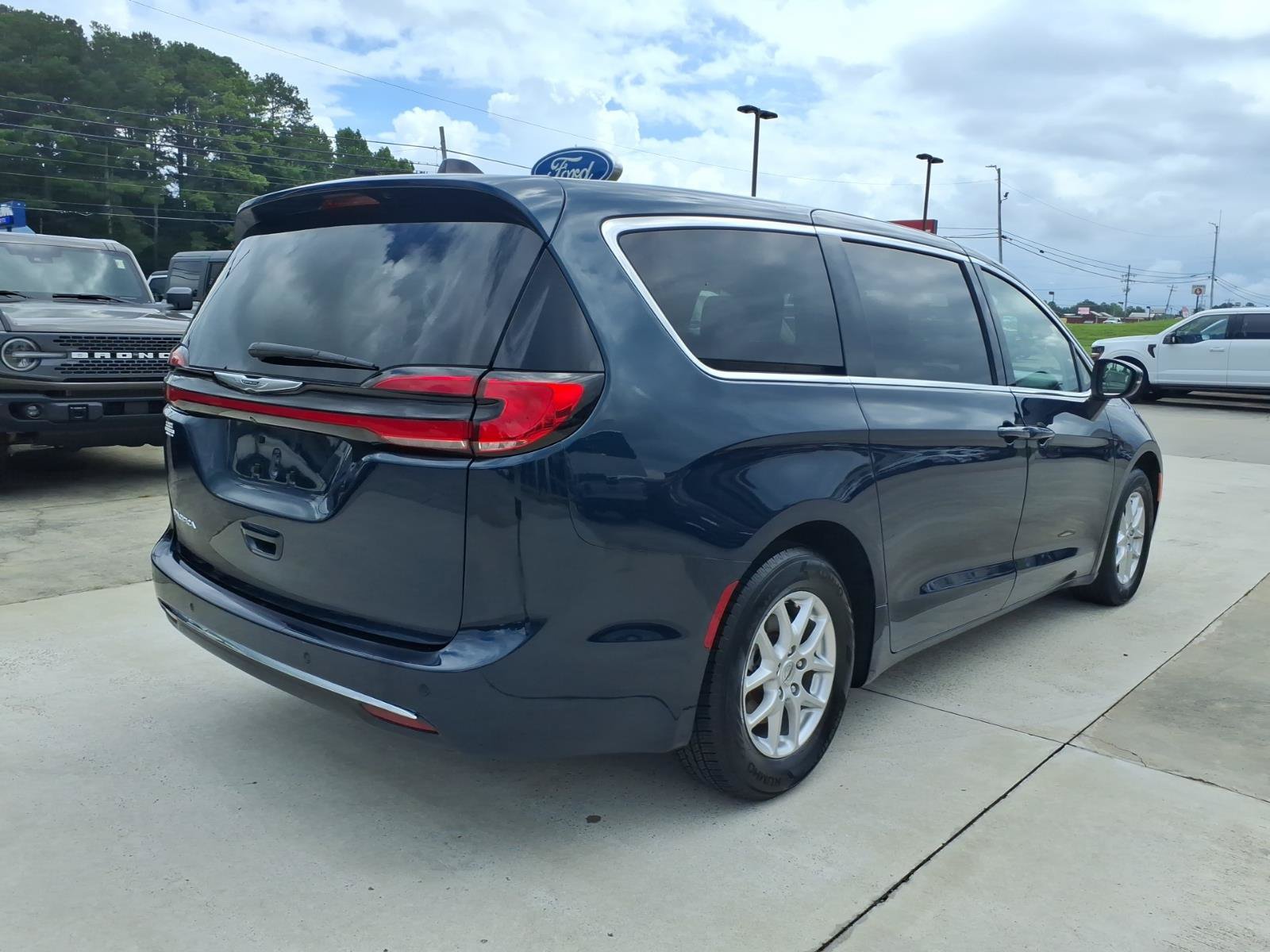 Used 2023 Chrysler Pacifica Touring-L FWD image 5
