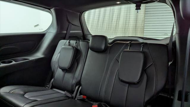 Used 2025 Chrysler Pacifica Select image 17