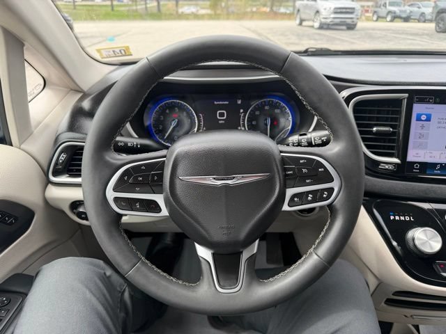 Used 2023 Chrysler Pacifica Touring-L FWD image 30