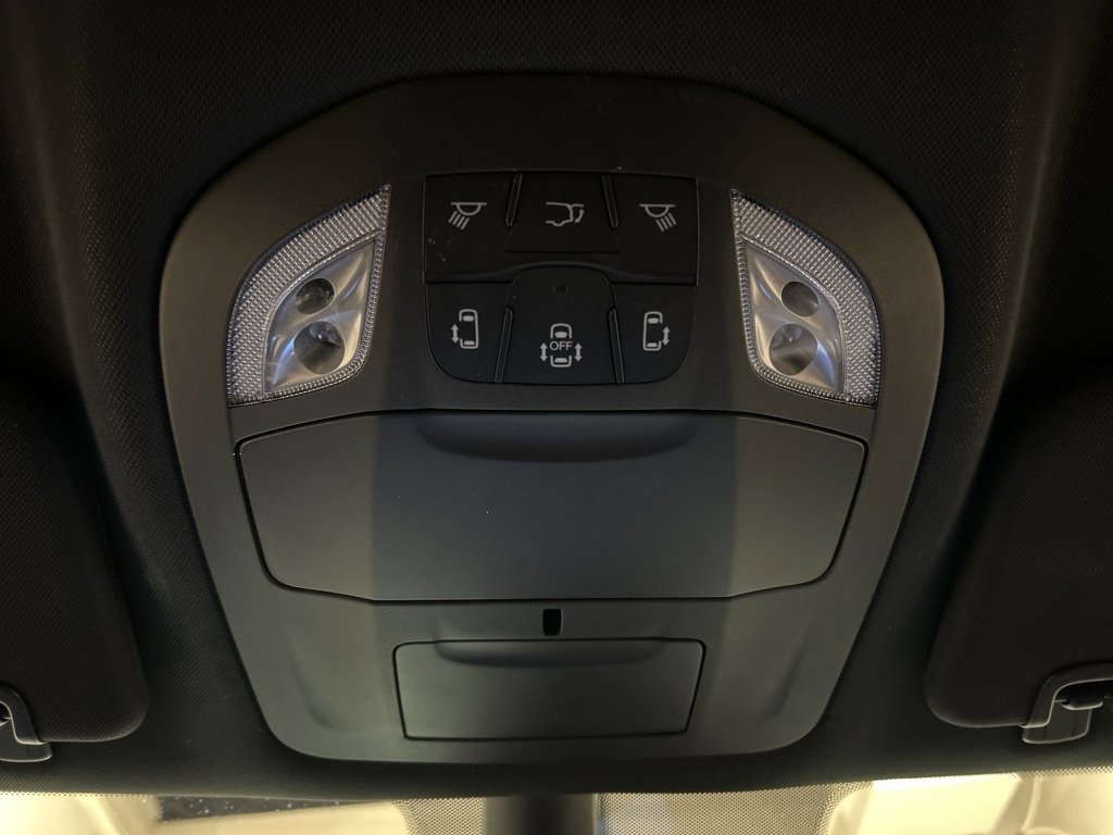 Used 2025 Chrysler Pacifica Select image 25