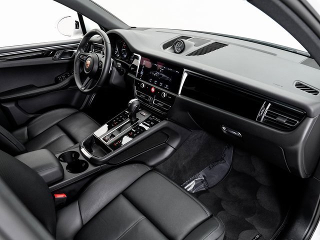 Used 2025 Porsche Macan image 24