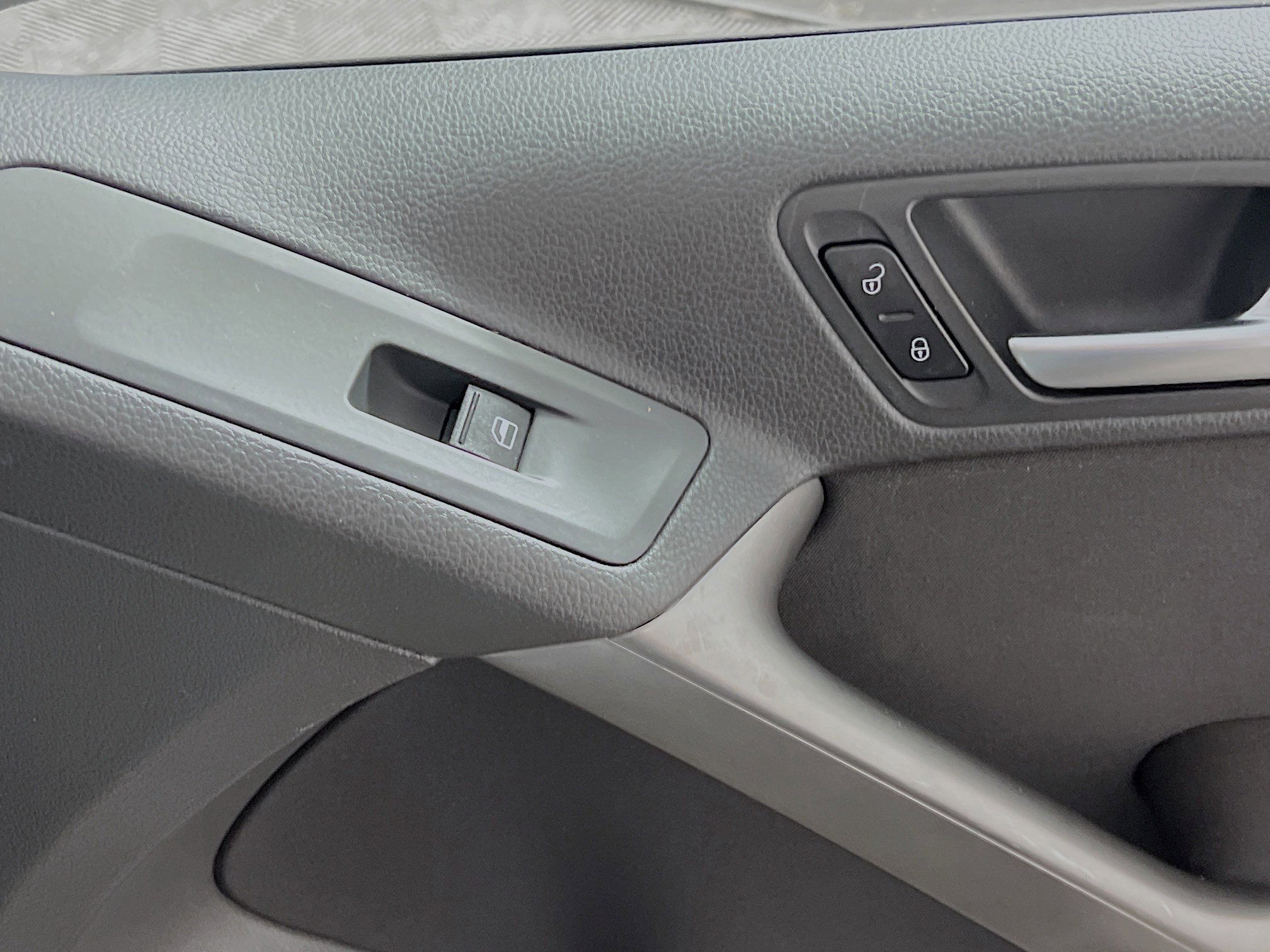 Used 2010 Volkswagen Tiguan S image 30