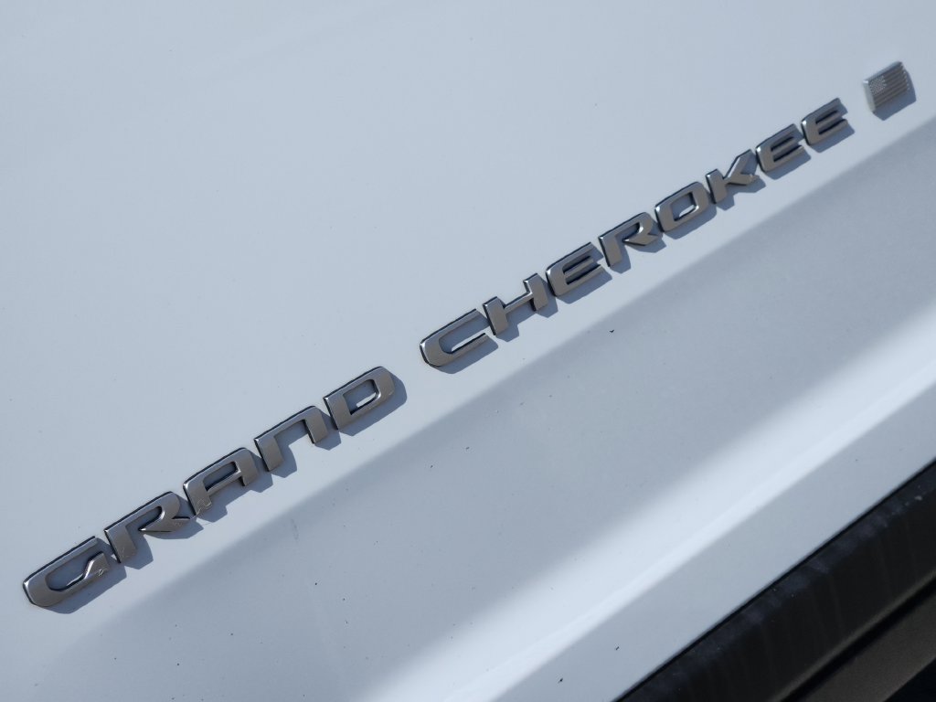 Used 2025 Jeep Grand Cherokee L Laredo RWD image 13