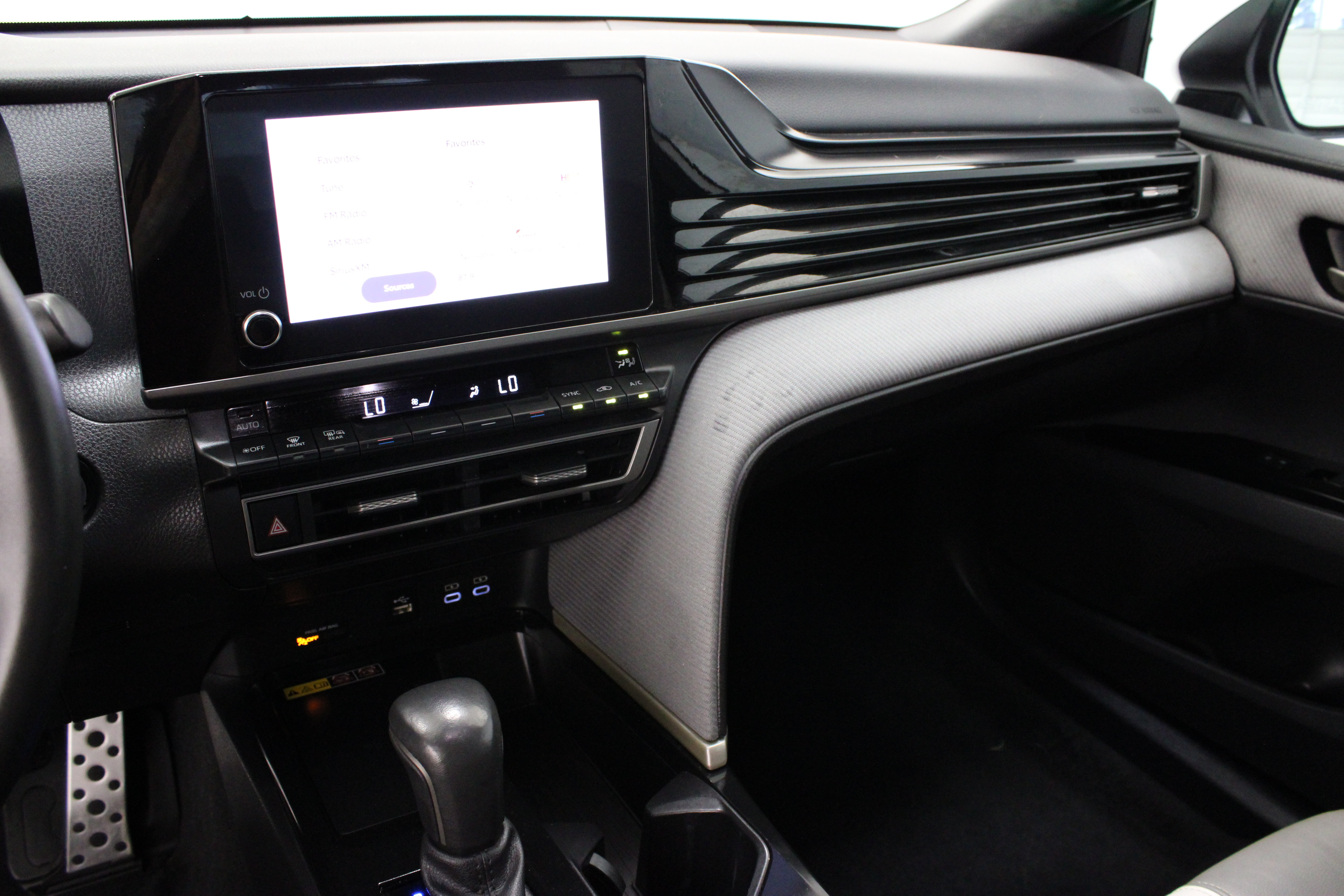 Used 2025 Toyota Camry SE w/ Convenience Package FWD image 16