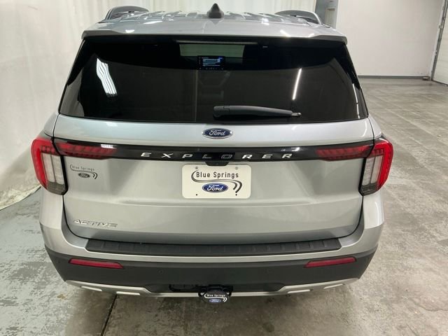 Used 2025 Ford Explorer Active w/ Active Comfort Package RWD image 4