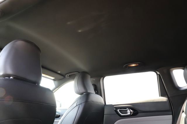 Used 2025 Jeep Compass Limited image 19