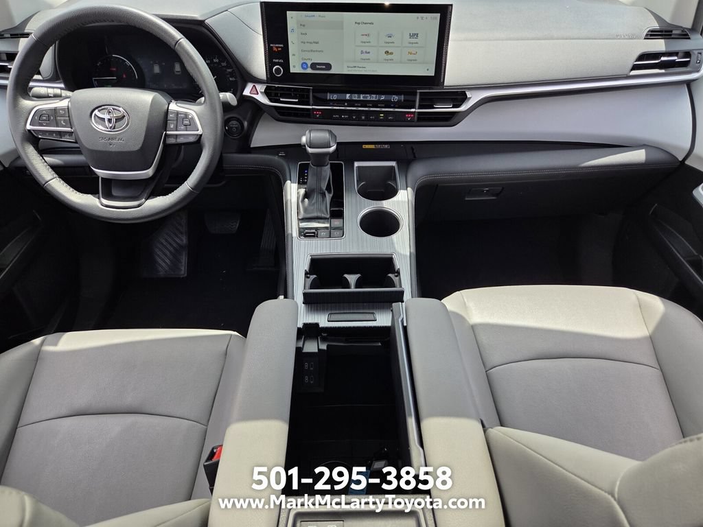 Used 2025 Toyota Sienna XLE FWD image 12