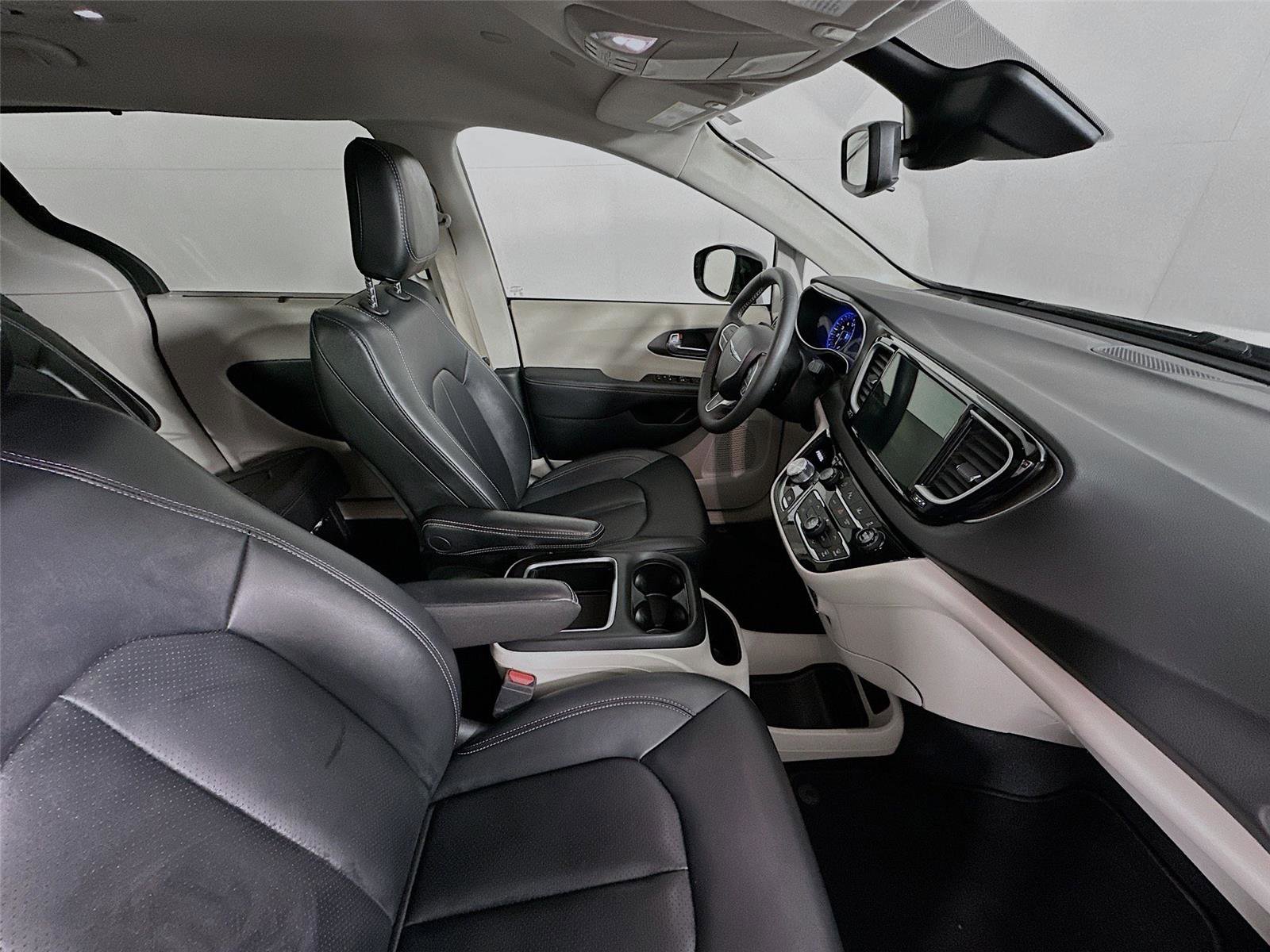 Used 2024 Chrysler Pacifica Touring-L image 28