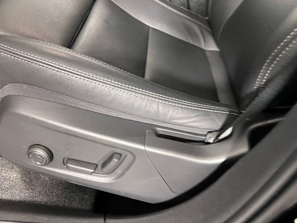 Used 2025 Volvo XC40 B5 Plus image 25