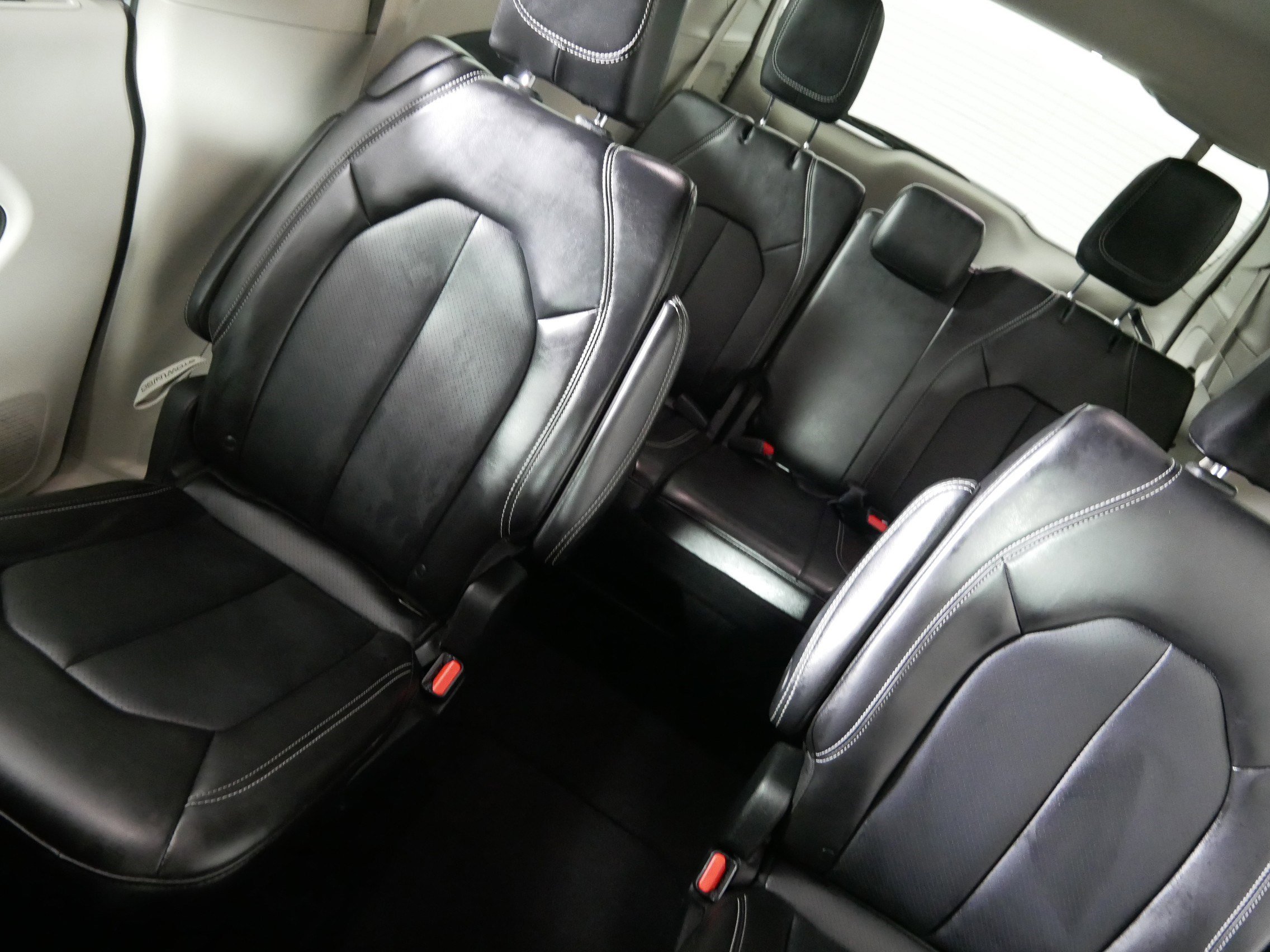 Used 2024 Chrysler Pacifica Touring-L image 12