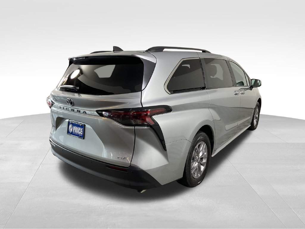 Certified 2025 Toyota Sienna XLE FWD image 9