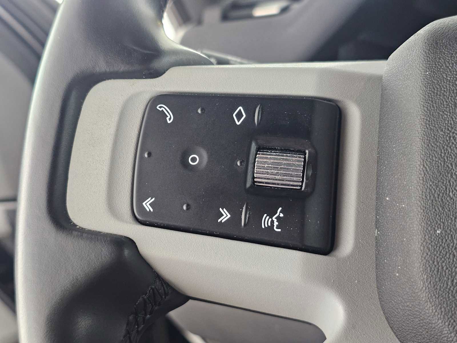 Used 2023 Land Rover Defender 130 SE image 28