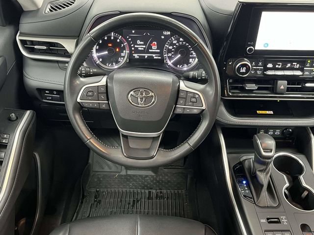 Used 2023 Toyota Highlander XLE AWD/4WD image 19