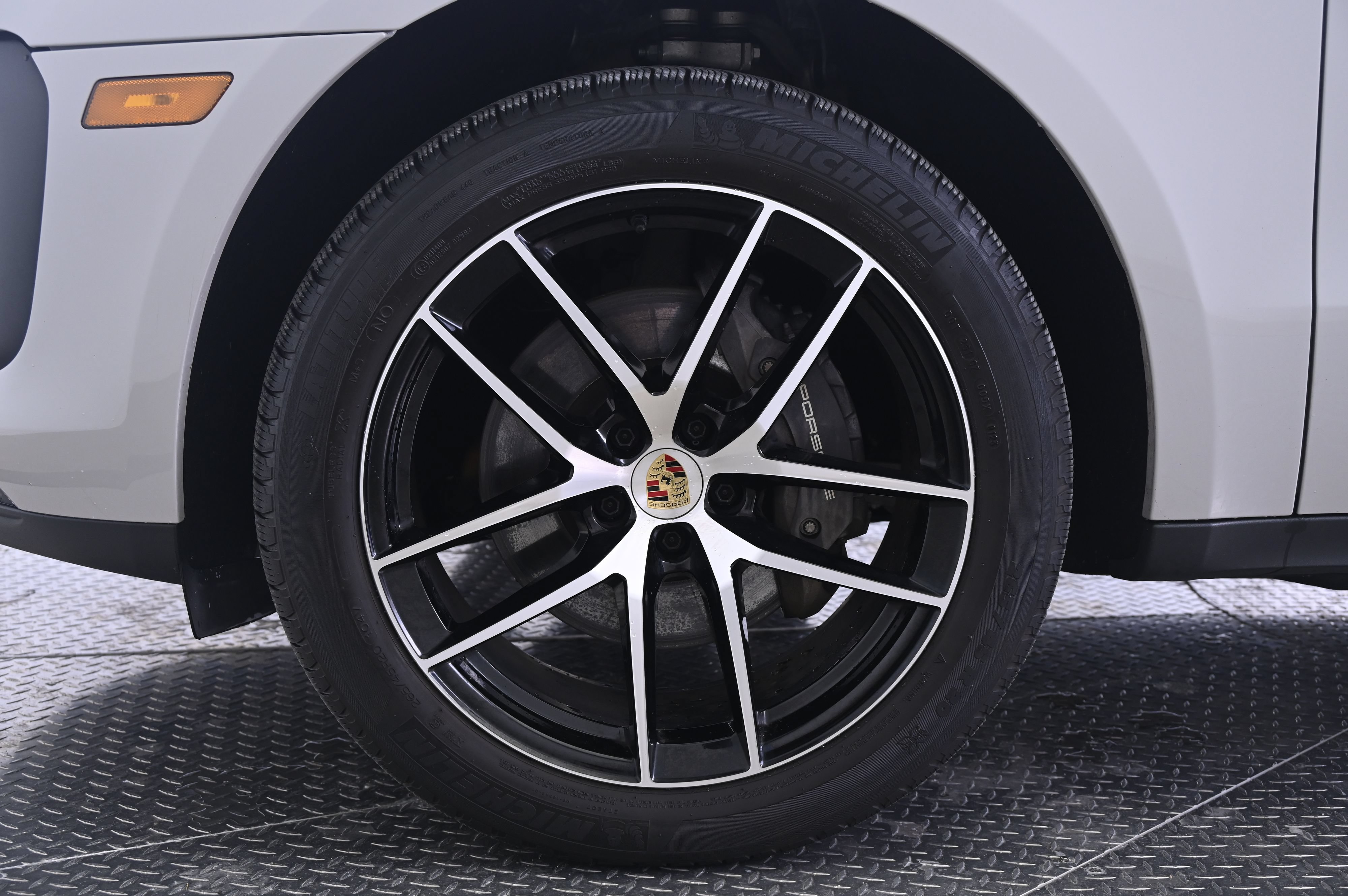 Certified 2023 Porsche Macan AWD/4WD image 11
