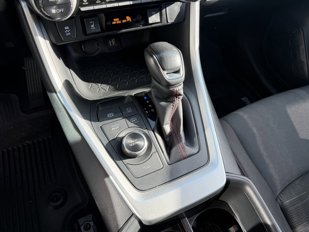 Used 2024 Toyota RAV4 SE image 23