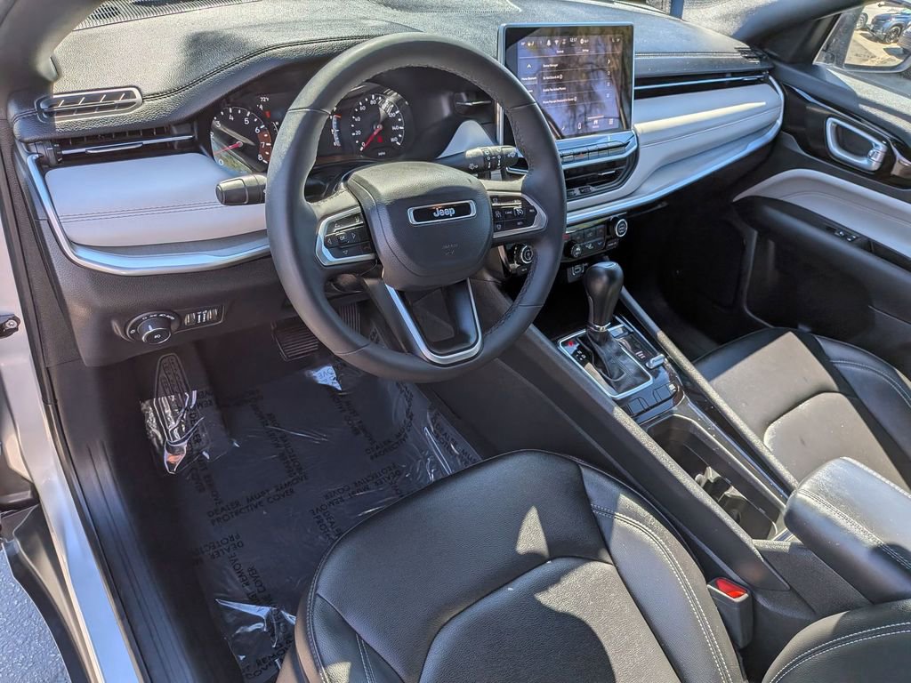 Used 2025 Jeep Compass Limited image 14