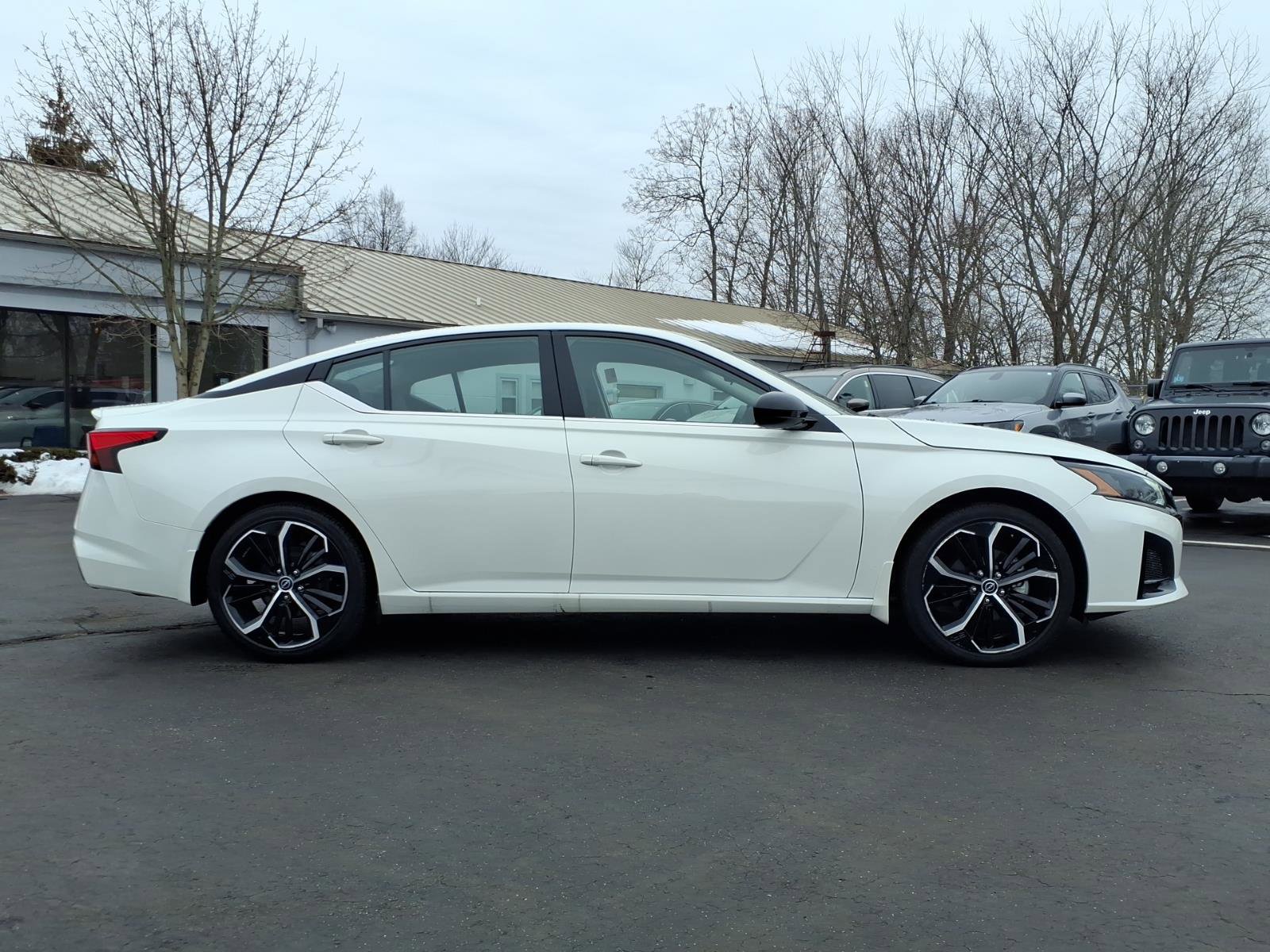 Used 2023 Nissan Altima 2.5 SR image 2