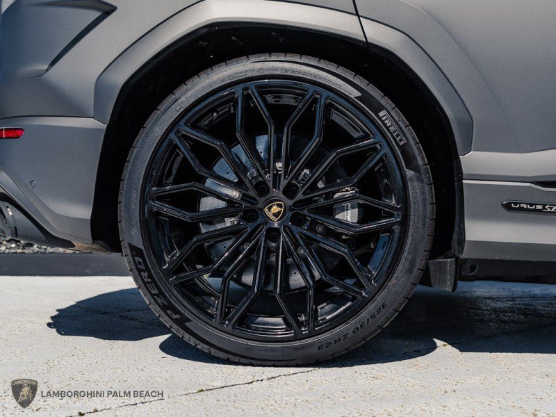 Used 2025 Lamborghini Urus SE AWD/4WD image 35