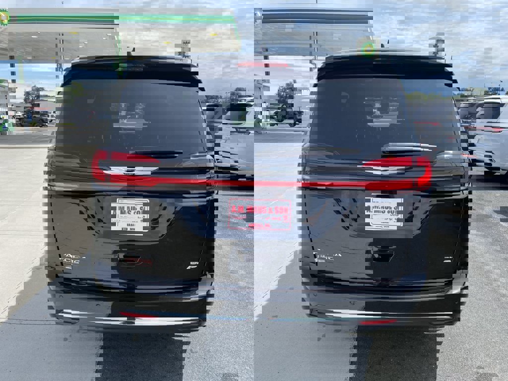 Used 2025 Chrysler Pacifica Select image 7