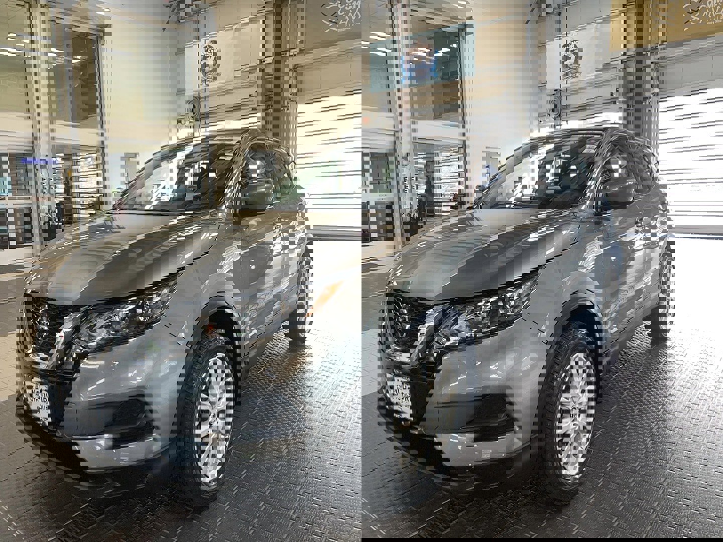 Used 2022 Nissan Rogue Sport S image 2