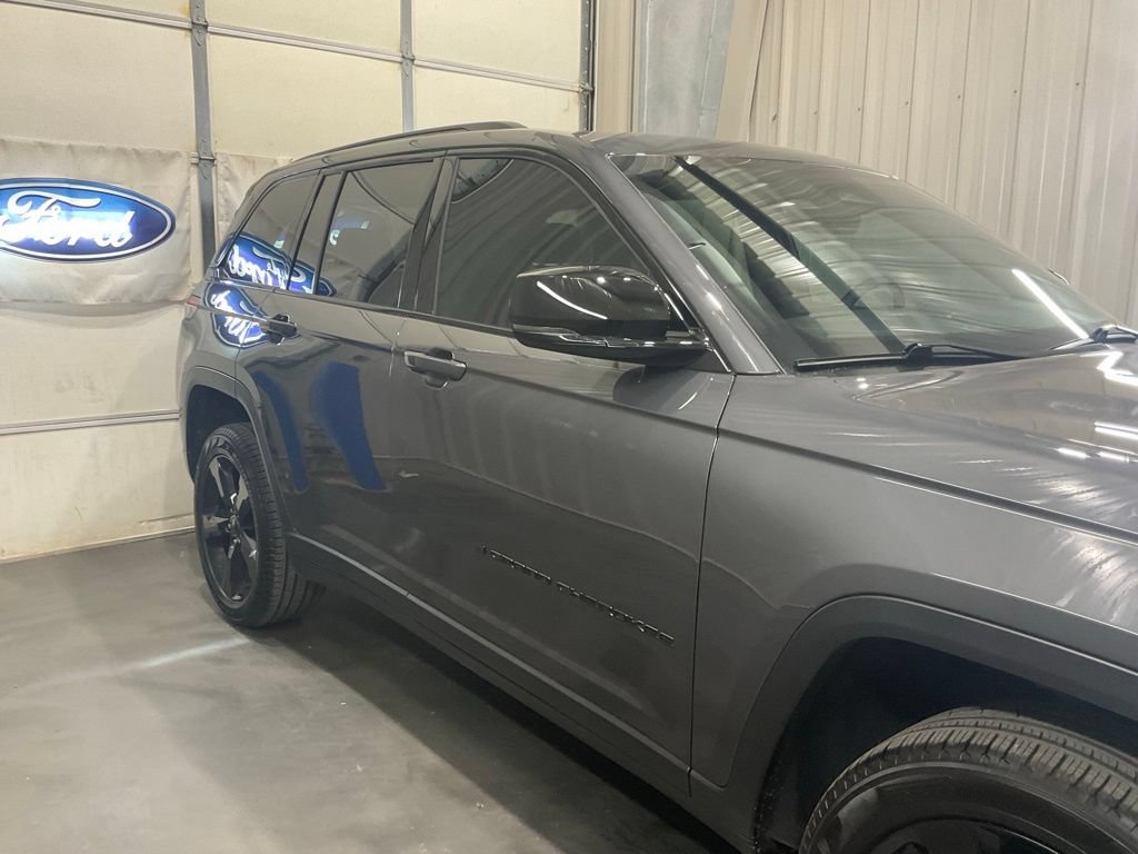 Used 2025 Jeep Grand Cherokee Limited w/ Black Appearance Package RWD image 4