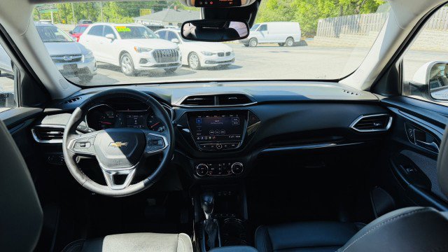 Used 2021 Chevrolet TrailBlazer LT w/ Premium Seating Package FWD image 8