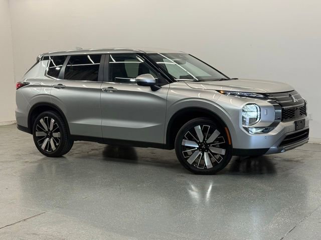 Used 2025 Mitsubishi Outlander SE AWD/4WD image 2
