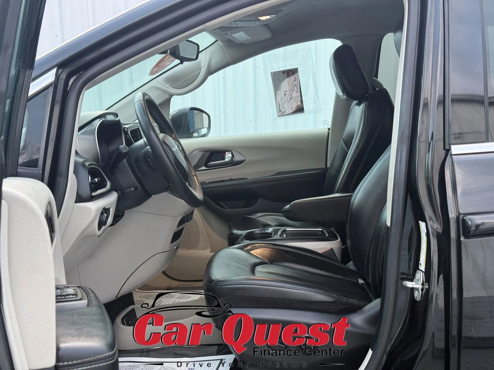 Used 2023 Chrysler Pacifica Touring-L FWD image 9