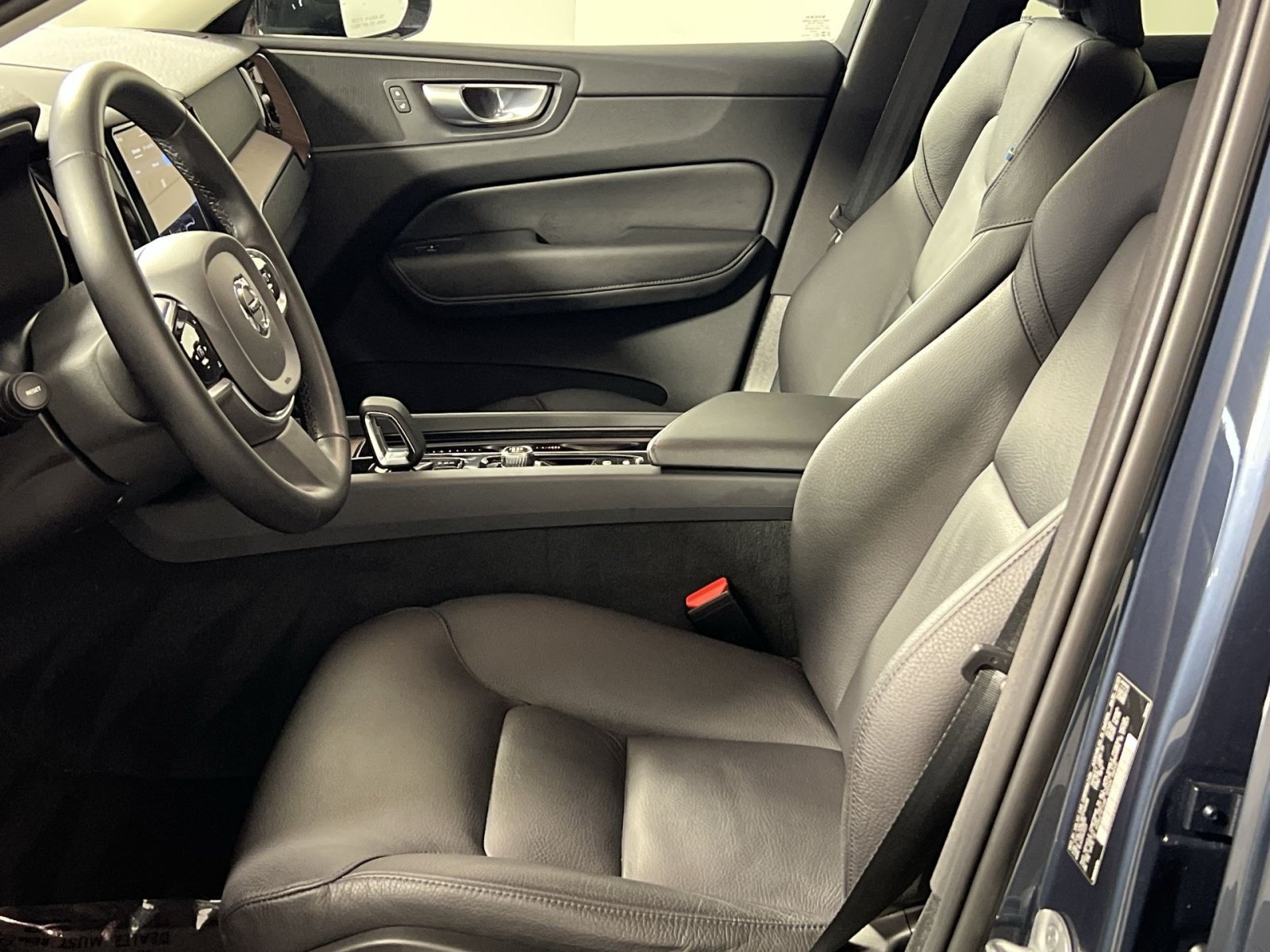Used 2024 Volvo XC60 B5 Plus AWD/4WD image 13