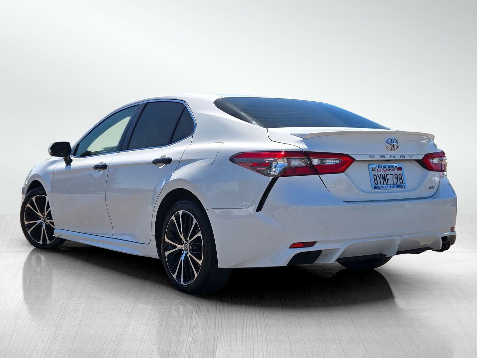 Used 2018 Toyota Camry SE w/ Moonroof Package FWD image 9