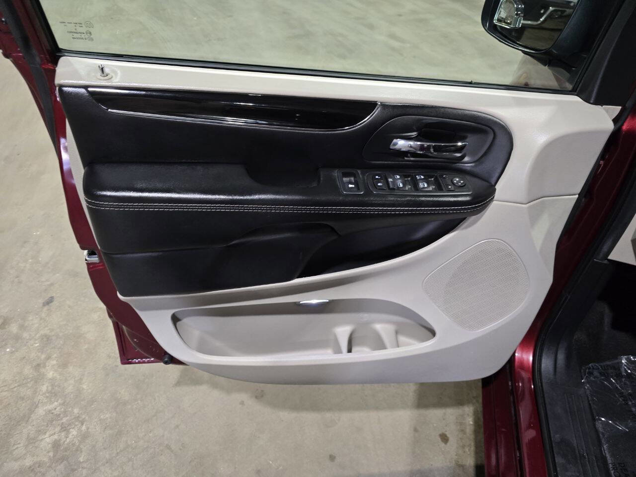 Used 2019 Dodge Grand Caravan SXT image 26