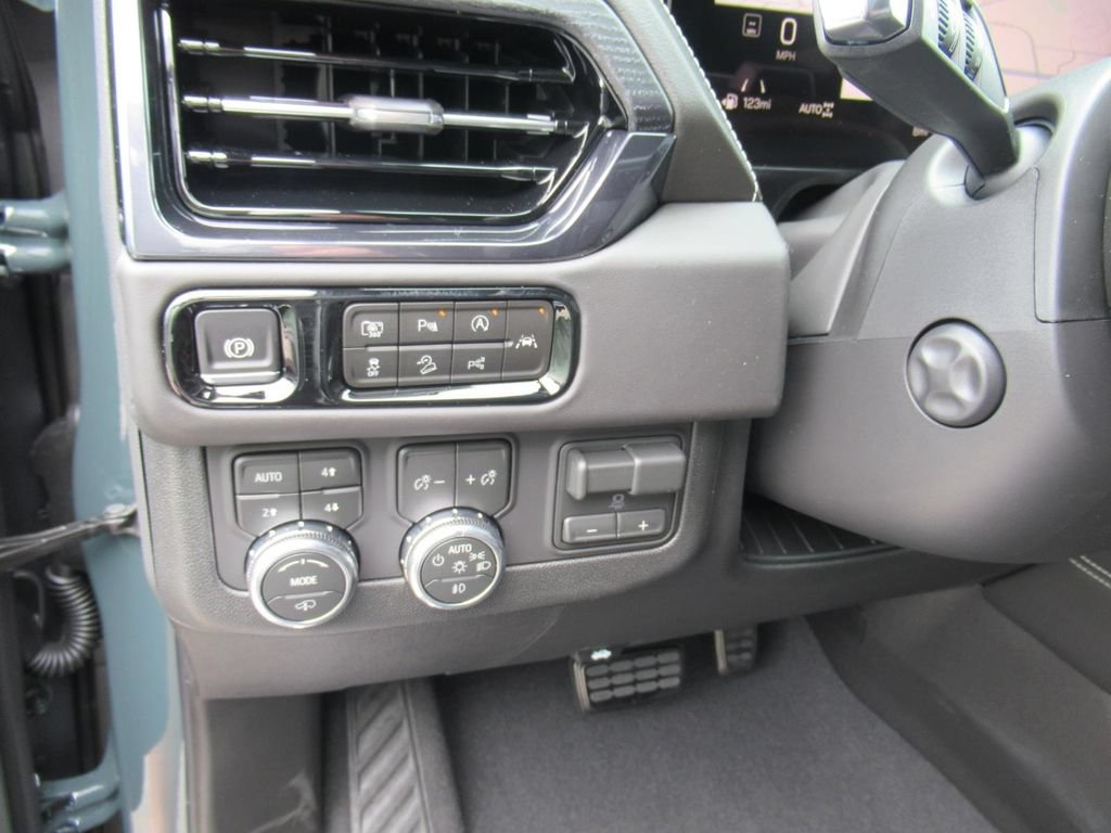 New 2026 GMC Yukon XL AT4 Ultimate AWD/4WD image 19