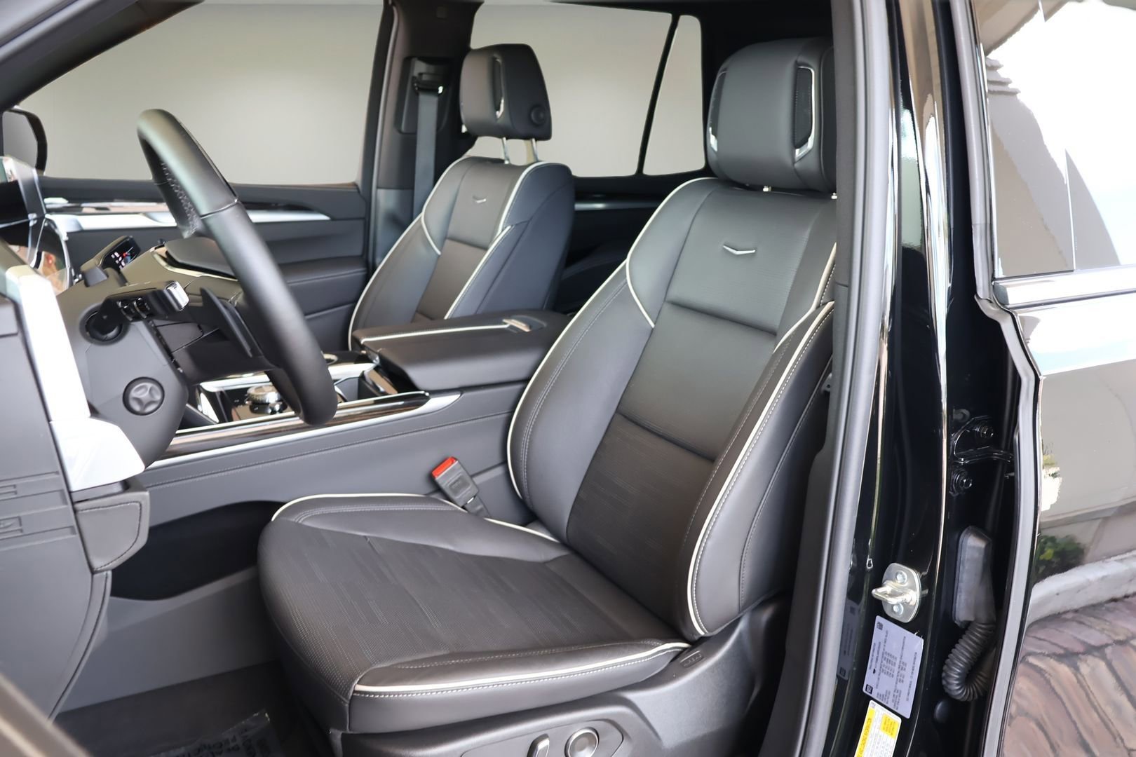 Used 2025 Cadillac Escalade Premium Luxury AWD/4WD image 13