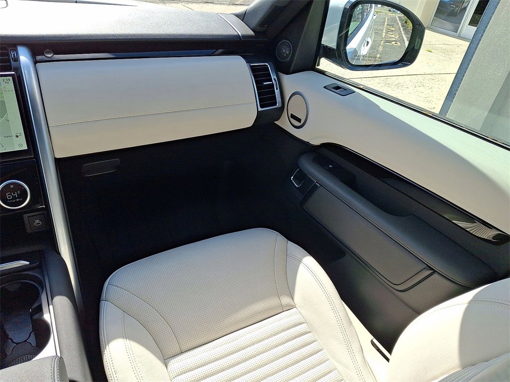 Used 2023 Land Rover Discovery S image 11