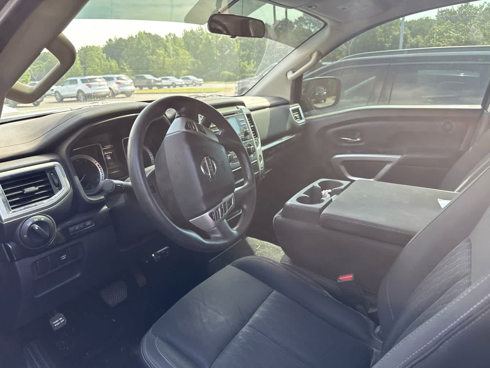 Used 2018 Nissan Titan SV AWD/4WD image 5
