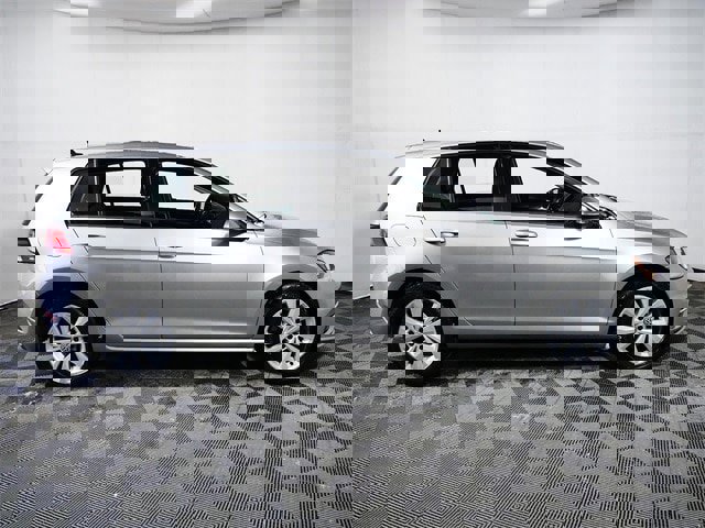Used 2018 Volkswagen Golf SE image 10