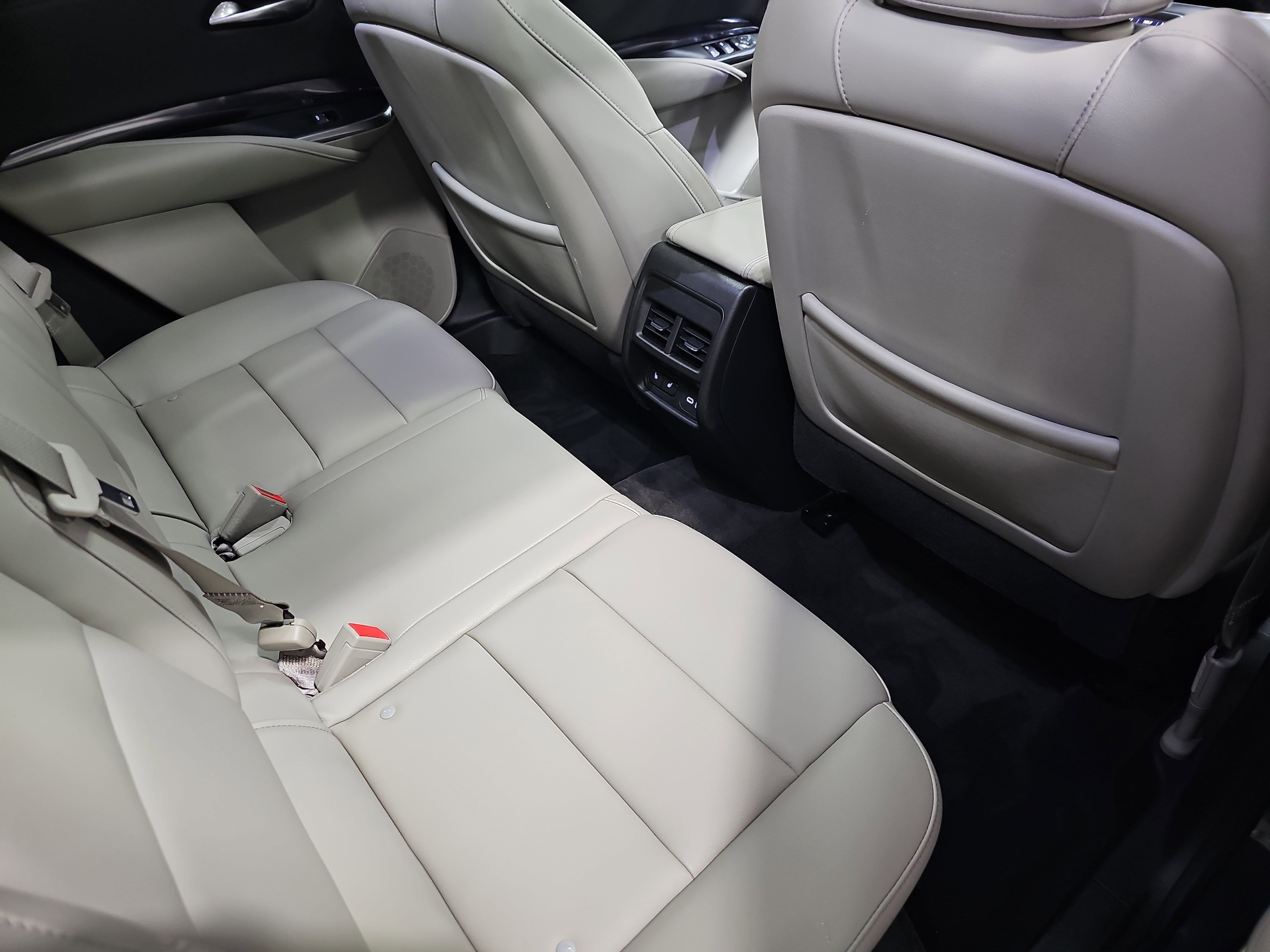 Used 2021 Cadillac XT4 Luxury w/ Cold Weather Package image 11
