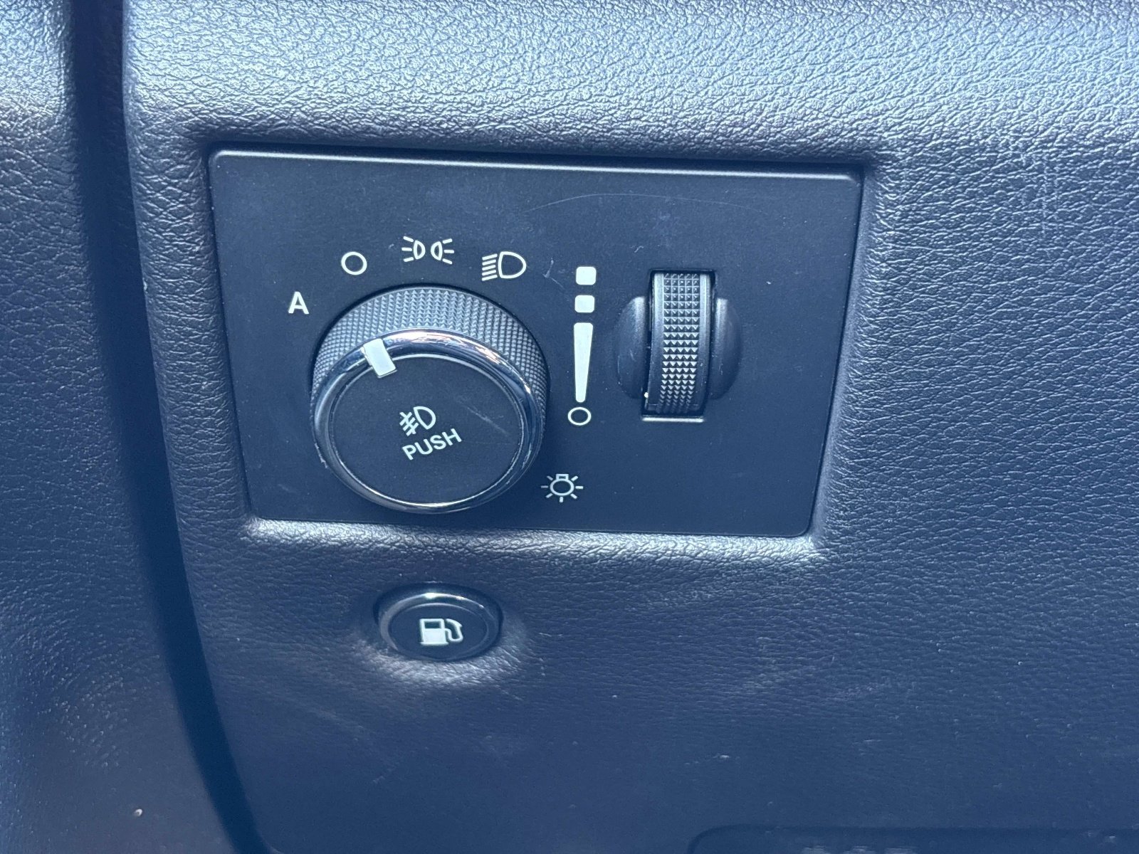 Used 2019 Jeep Grand Cherokee Laredo AWD/4WD image 17