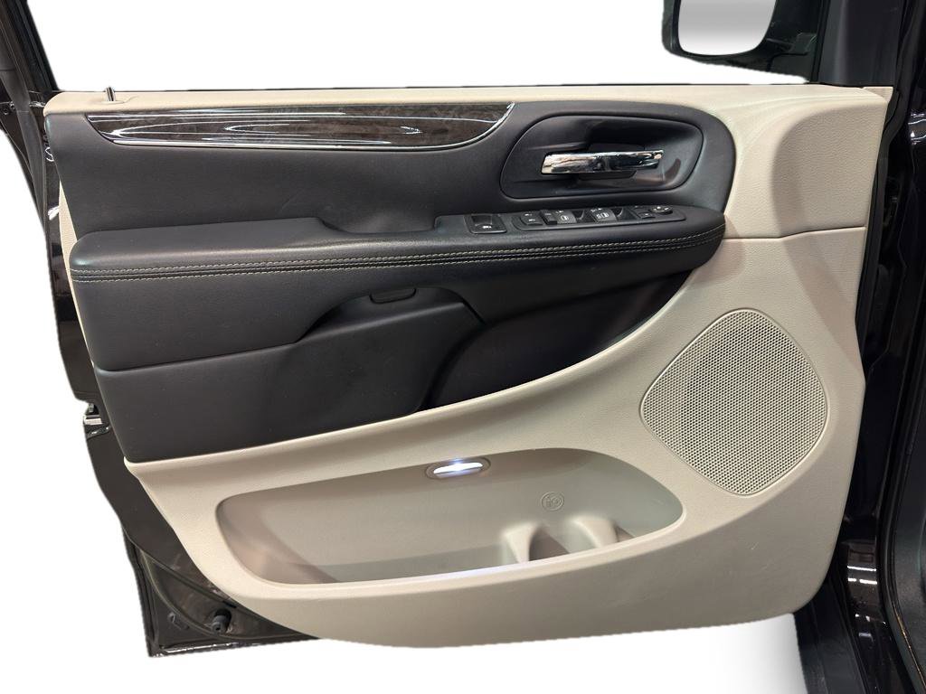 Used 2016 Chrysler Town & Country Touring image 13