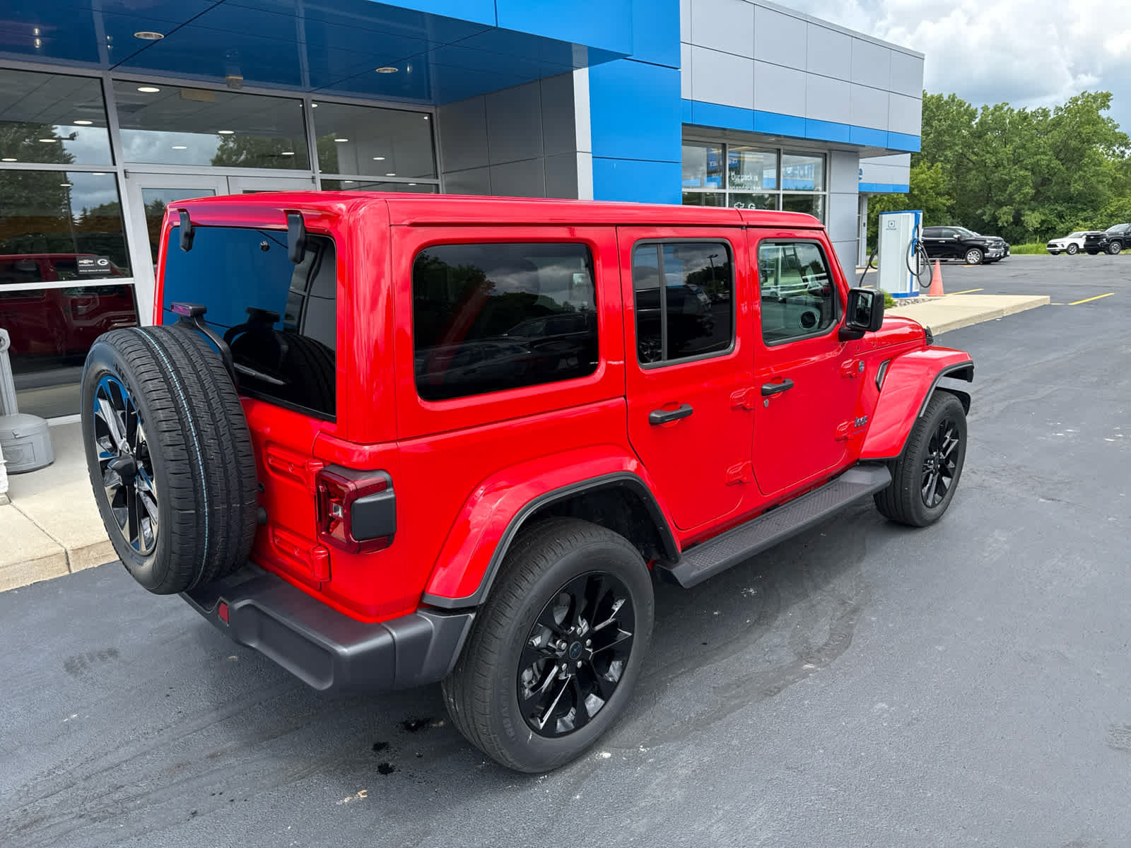 Used 2025 Jeep Wrangler Unlimited Sahara AWD/4WD image 14